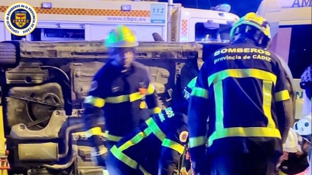 Coche accidentado tras atropellar a una menor en Cádiz