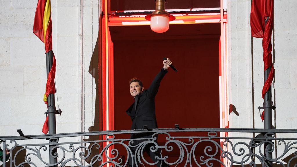 David Bisbal cantando sus villancicos en la Puerta del Sol