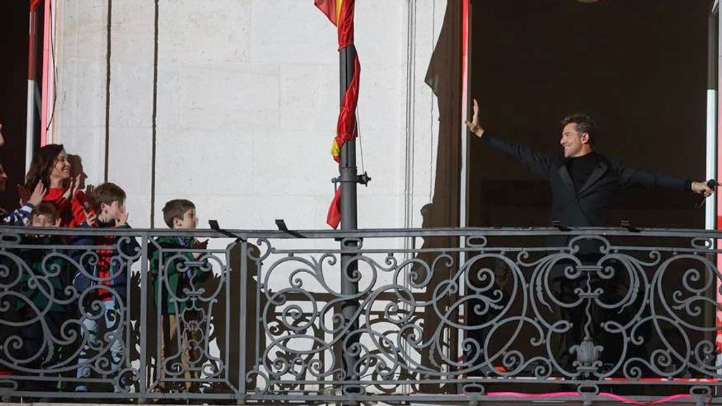 David Bisbal desata la locura en el centro de Madrid con sus villancicos acompañado de Ayuso: "Gracias mi gente"