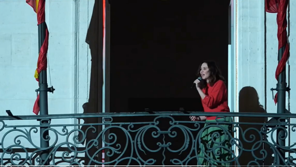 El guiño de Isabel Díaz Ayuso a David Bisbal antes de cantar en la Puerta del Sol