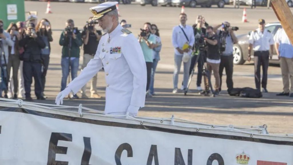 El rey Felipe VI, embarcando en el buque escuela Juan Sebastián de Elcano en Rota, Cádiz