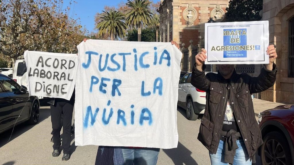 Funcionarios de prisiones dan 50 vueltas ante el Parlament por Nuria