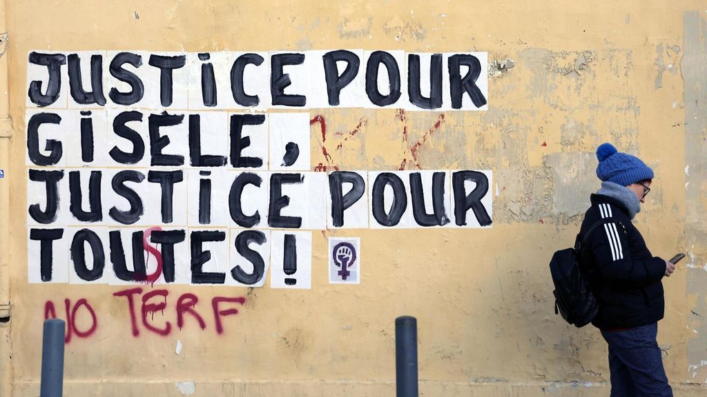 Graffiti en la pared donde se puede leer 'Justicia para Gisèle, justicia para todas', cerca de la corte de Avignon, Francia.