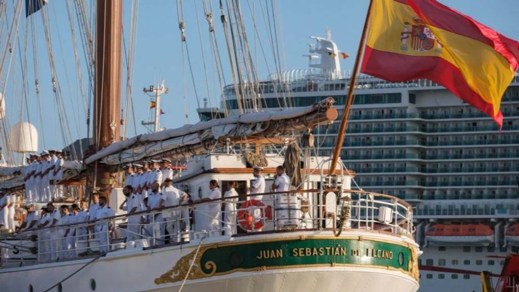 Imagen del buque escuela Juan Sebastián de Elcano en Las Palmas antes de partir hacia América