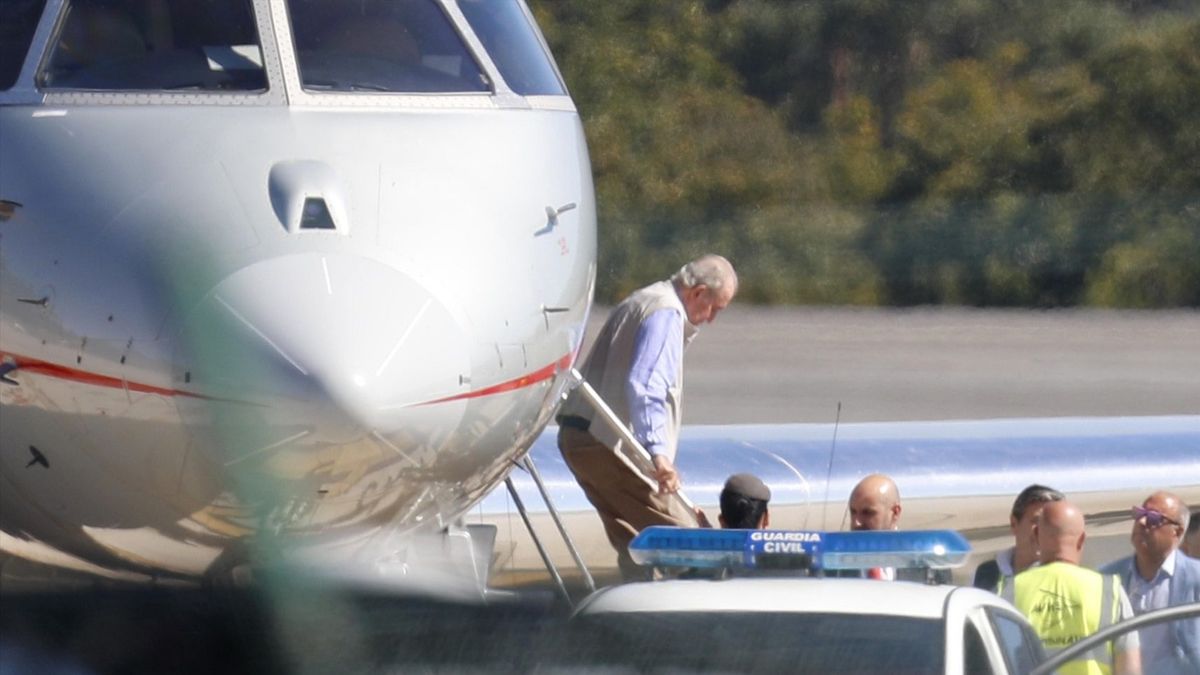 Juan Carlos I bajando de un avión