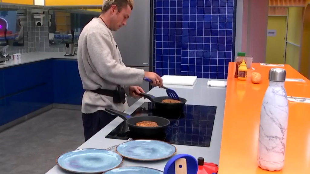 Juan cocinando las hamburguesas