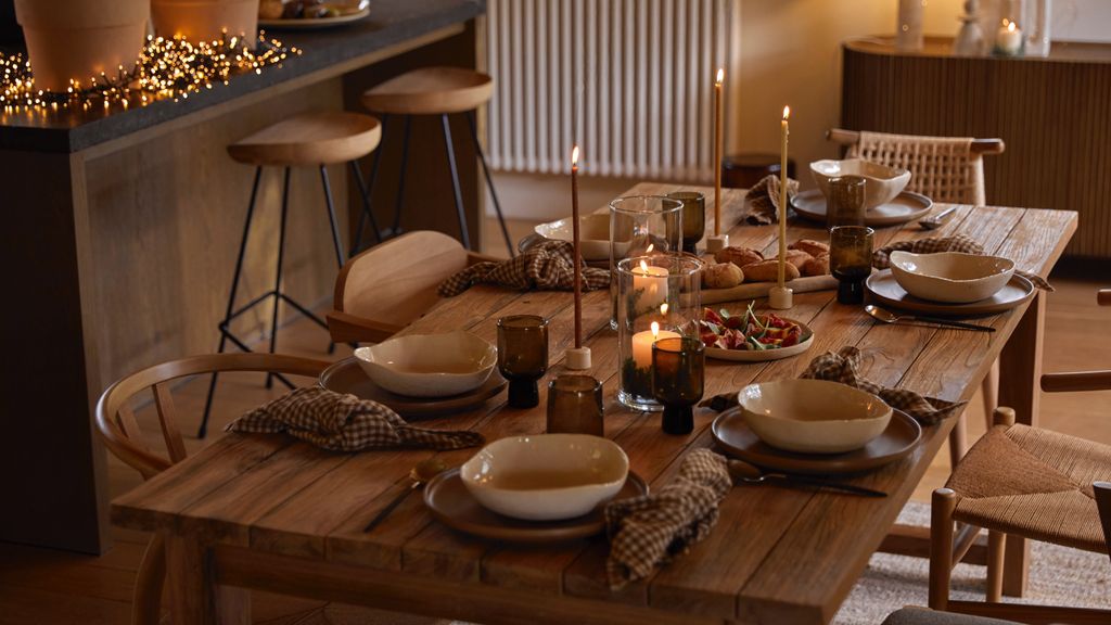 Mesa de Navidad de madera con velas y servilletas de cuadros