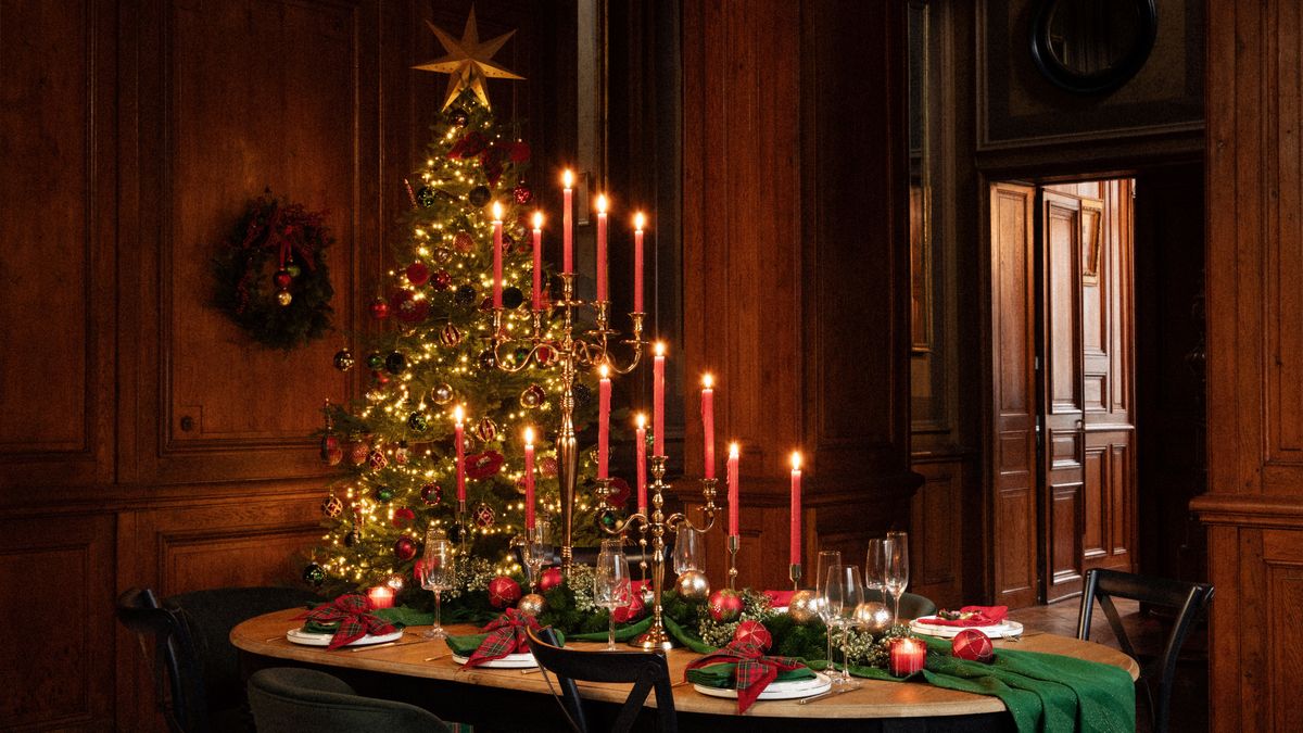 Mesa y árbol de Navidad en rojo, verde y dorado