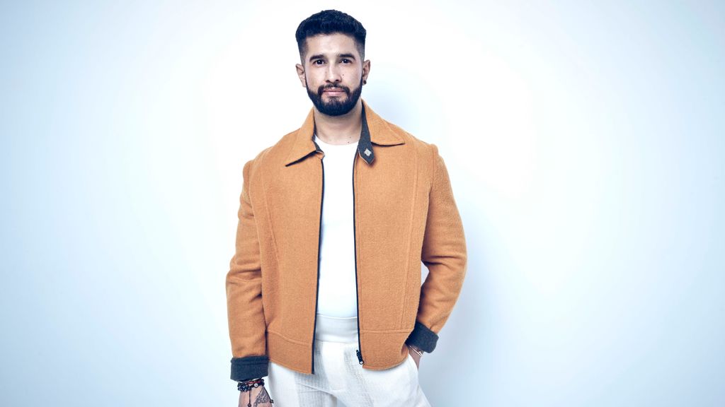 Pablo Bogado, el meor estilista de 2024, con chaqueta Berhanyer; camiseta Karl Lagerfeld y pantalones Otrura