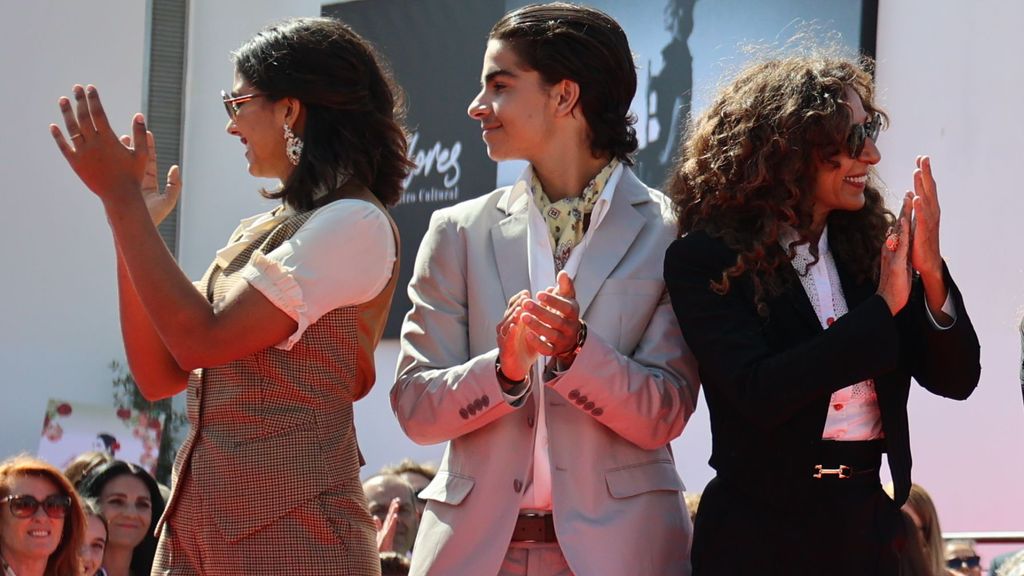 Rosario Flores, junto a sus dos hijos, en la inauguración del Museo Lola Flores, en 2023