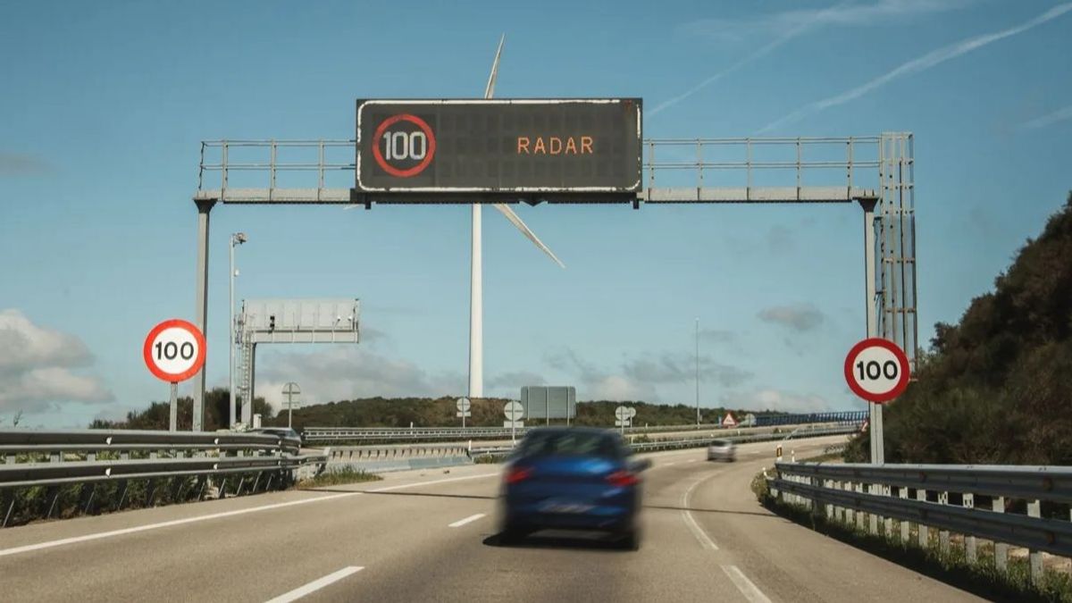 Un coche pasando bajo un radar fijo