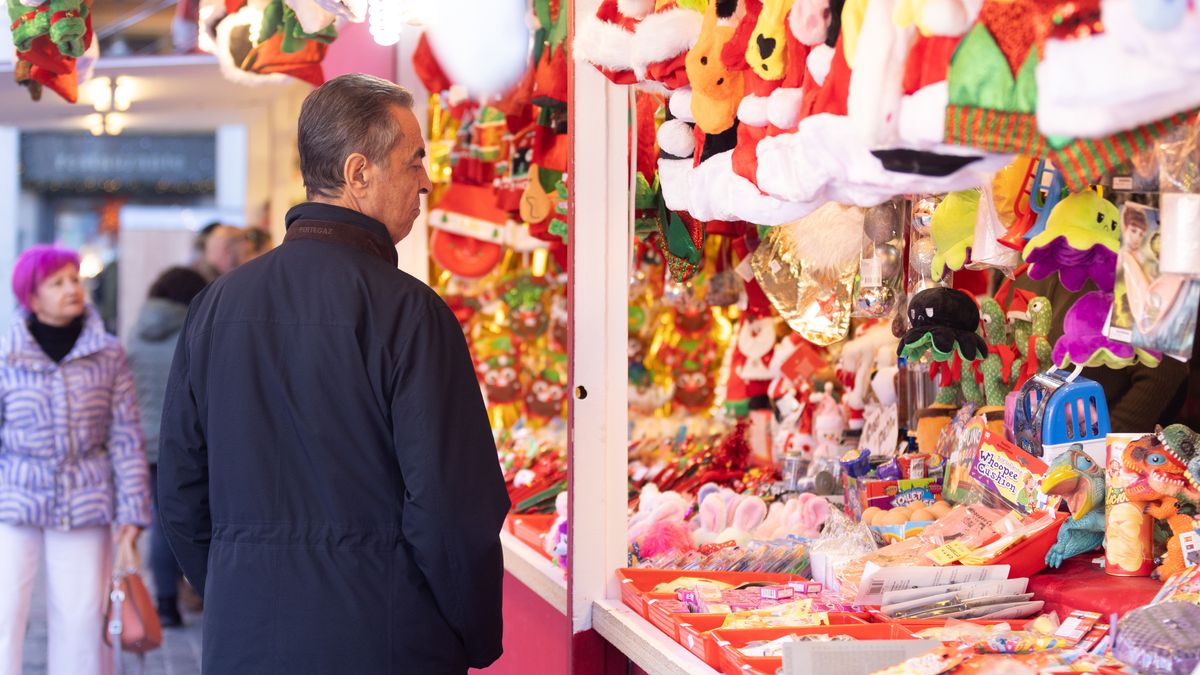 Un hombre en un mercadillo navideño