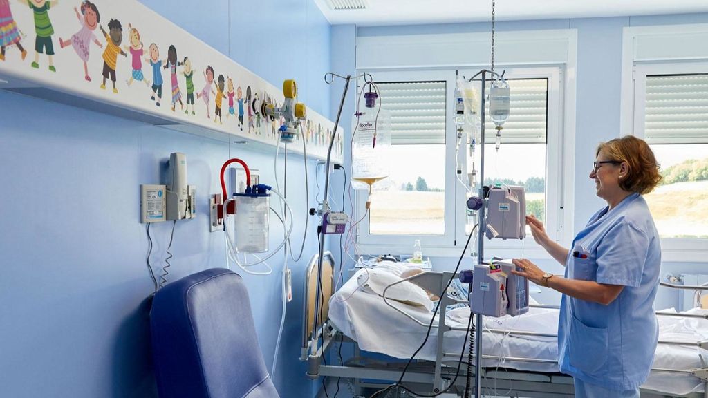 Una enfermera atiende a un niño con cáncer en un hospital de Euskadi.