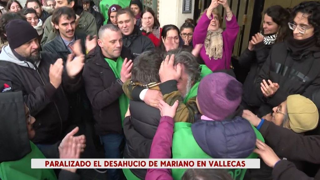 Vecinos de Vallecas, en Madrid, frenan el desahucio de Mariano