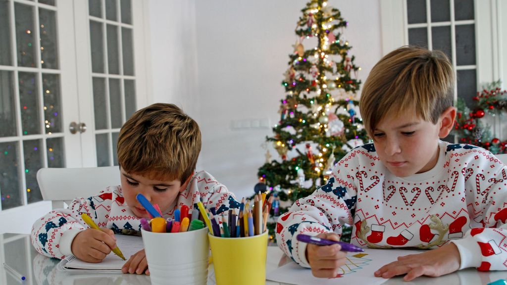 Unos niños escribiendo la carta de los Reyes