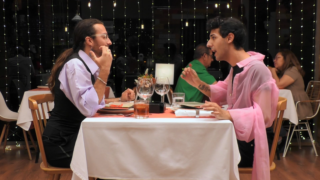 Antonio y Javi mantienen una cena muy romántica en 'First Dates'