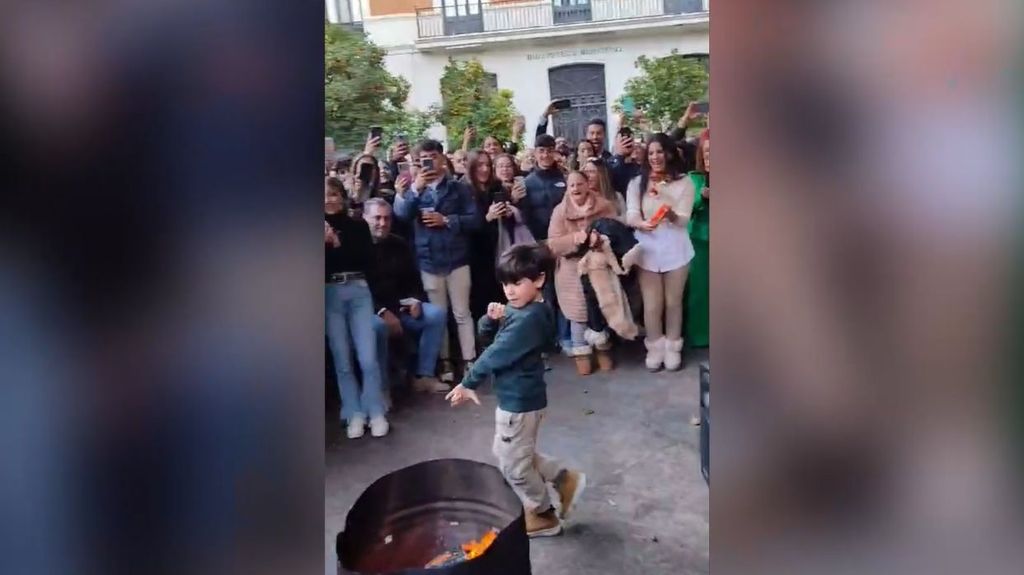 El niño de 7 años de Huelva que sorprende en Jerez bailando flamenco en las zambombas