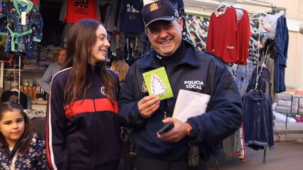 El emotivo vídeo que han elaborado los alumnos del Colegio la Inmaculada de Paiporta repartiendo felicitaciones a los vecinos