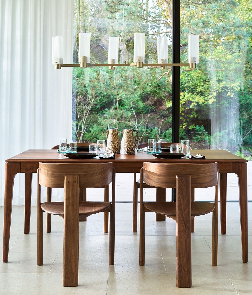 Comedor con mesa y sillas de madera oscura