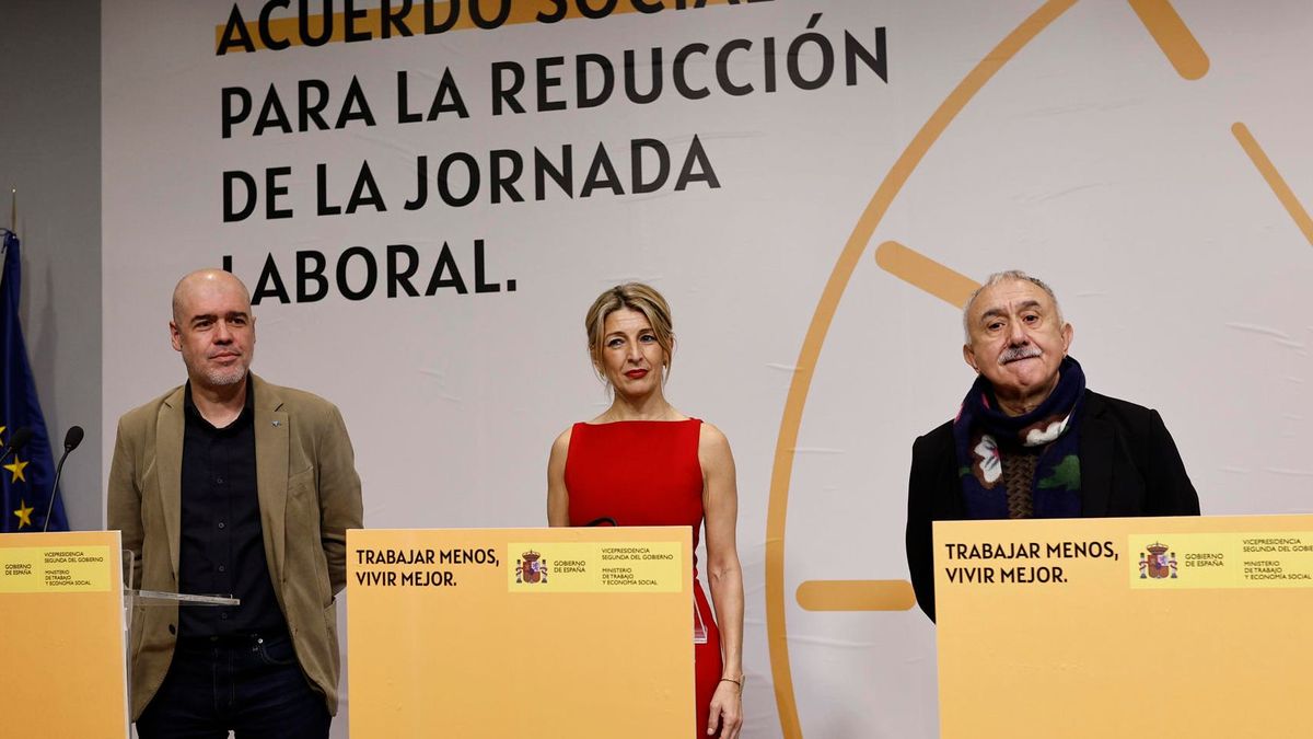 El secretario general de CCOO, Unai Sordo; la vicepresidenta segunda y ministra de Trabajo, Yolanda Díaz, y el secretario general de UGT, Pepe Álvarez