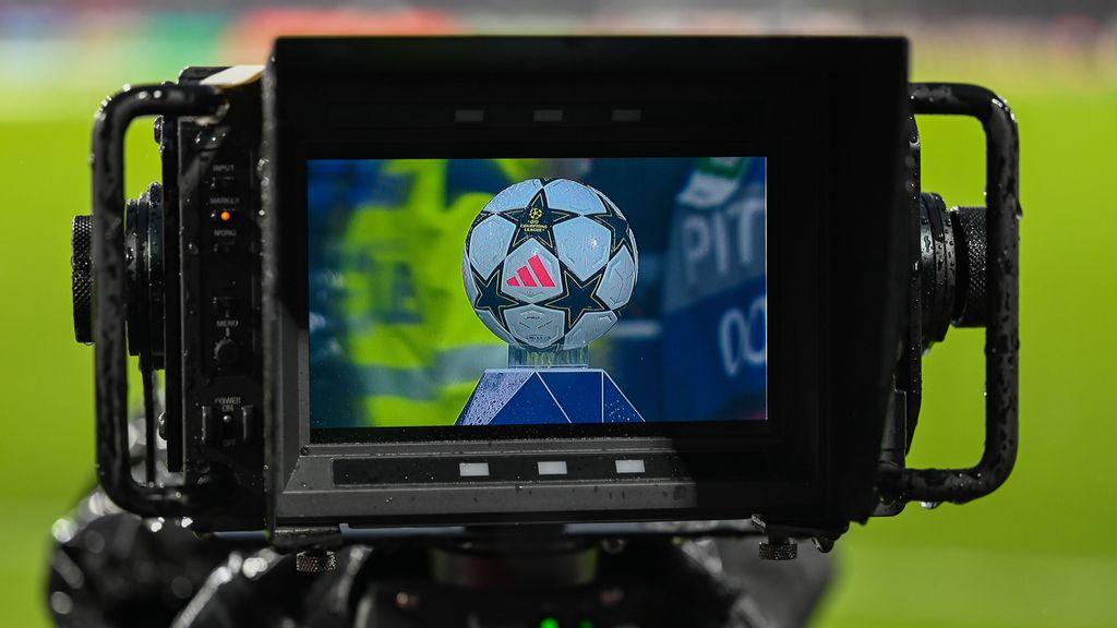 El visor de una cámara enfoca el balon en un partido de la Liga de Campeones