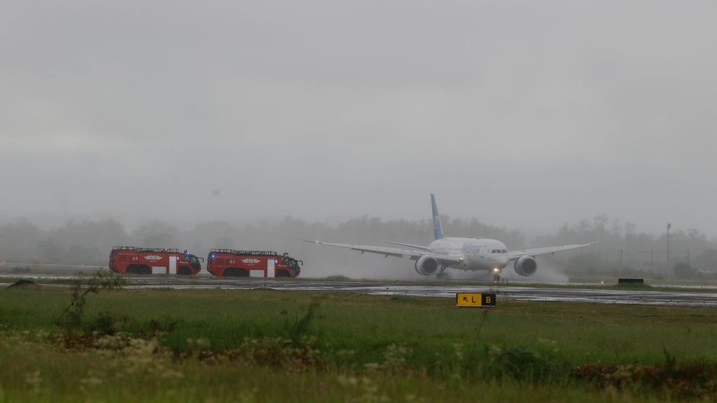 Fotografía de un avión de Air Europa aterrizando de emergencia en el Aeropuerto Internacional Silvio Pettirossi este jueves