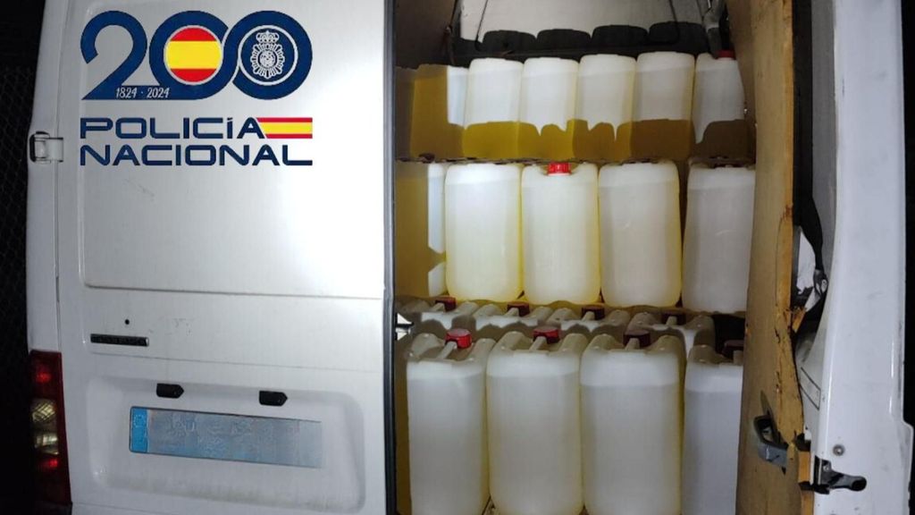 Furgoneta cargada de garrafas de combustible incautadas por la Policía Nacional