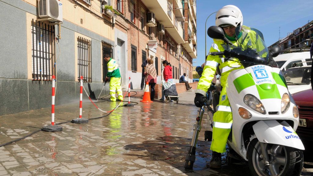 Los equipos de limpieza actuando en las calles de Madrid