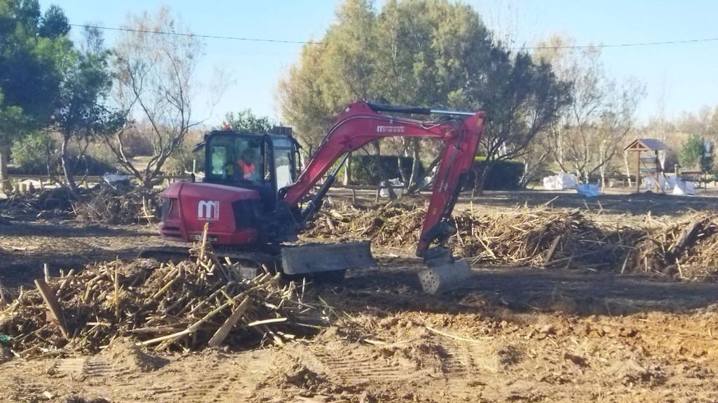 Maquinaria pesada trabajando en la zona del puerto de Catarroja