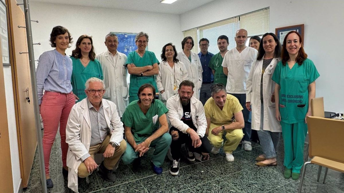 Miembros de diversos servicios integrados en esta nueva terapia, en Santiago de Compostela, A Coruña