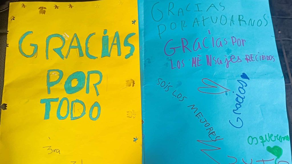 Pancartas hechas por los alumnos para los policías de Córdoba