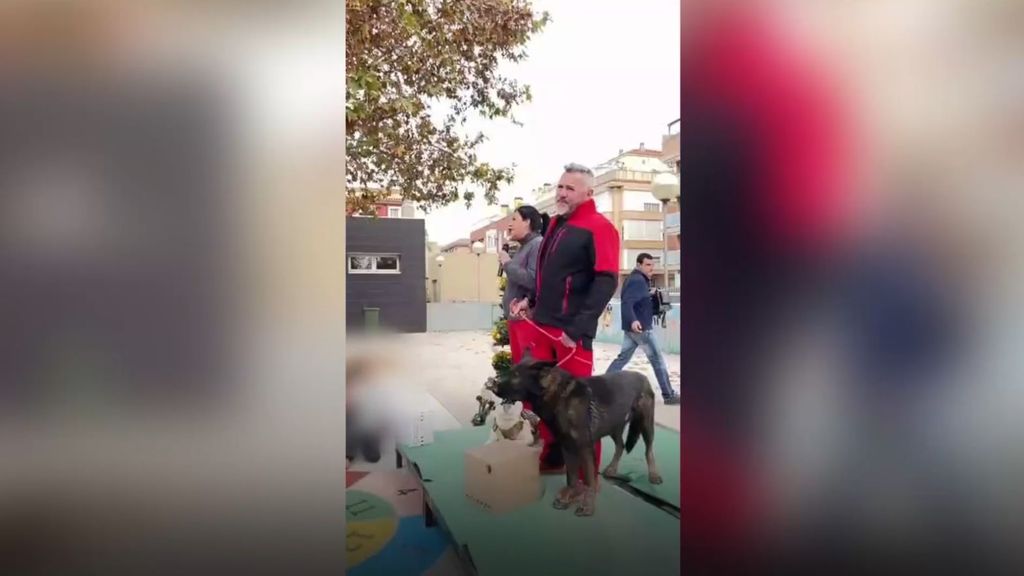 Los policías de Córdoba que escribieron un mensaje en la pizarra de un cole de Paiporta han vuelto con los niños