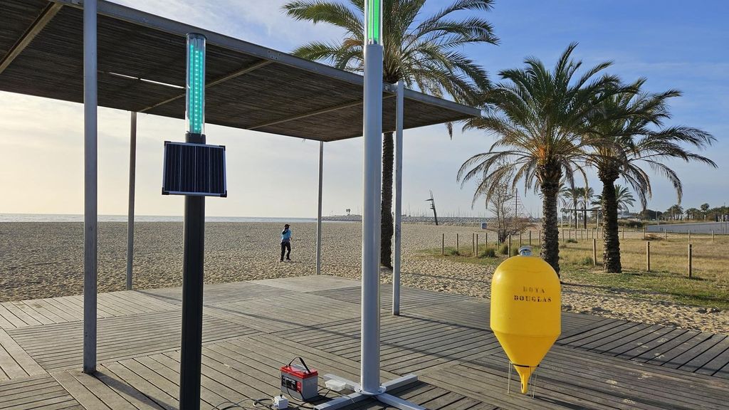 Prueban un sistema de semáforos conectados a boyas para mejorar la seguridad en playas catalanas