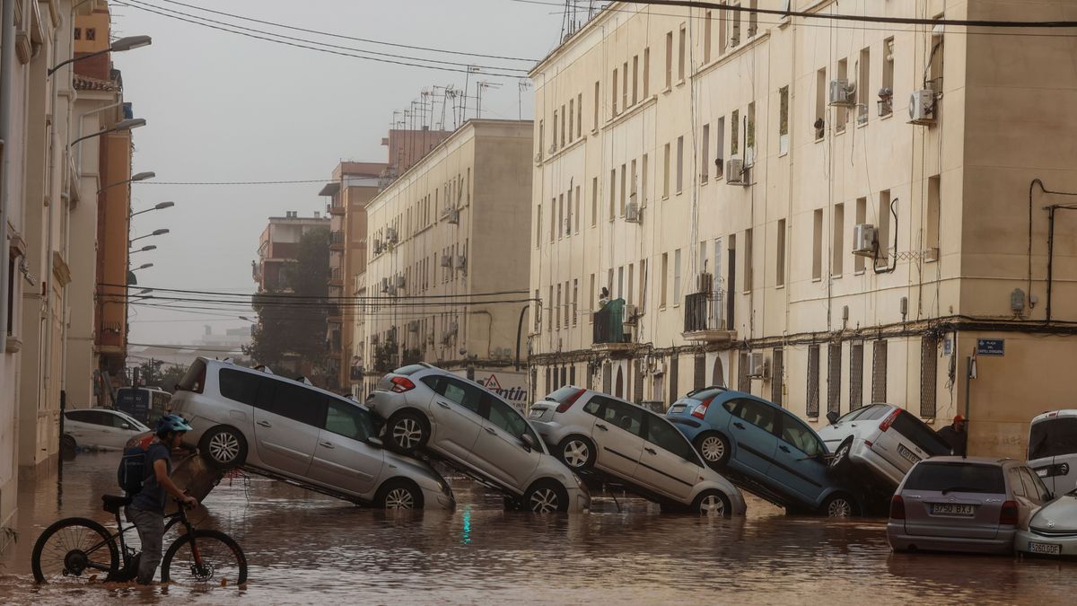 Coches amontonados en el distrito de La Torre en Valencia, tras el paso de la DANA