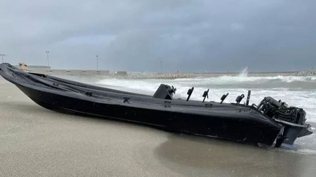 Cuatro heridos, uno grave, en una colisión entre dos narcolanchas en Cádiz