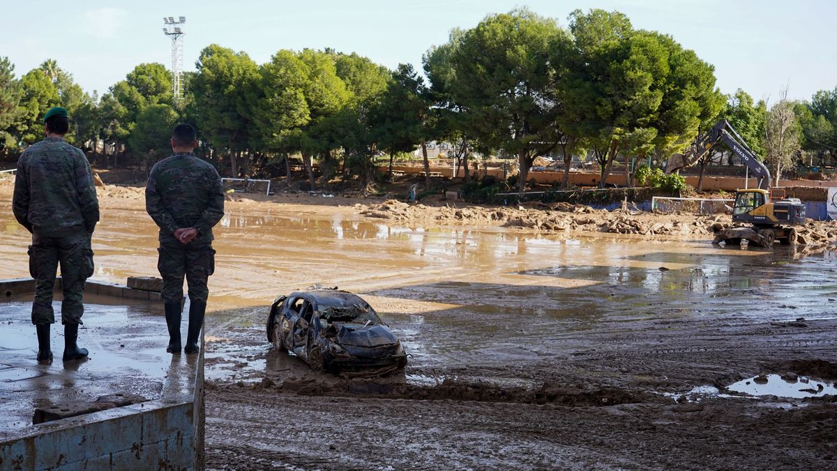 Dos militares en una zona afectada por la DANA