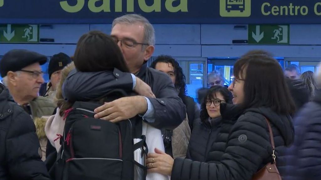 El aeropuerto, testigo de los reencuentros familiares por Navidad