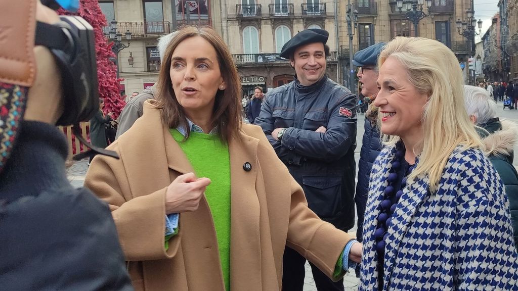 La vicesecretaria de Organización del PP, Carmen Fúnez, y la secretaria general del PP vasco, Esther Martínez, hacen declaraciones antes de la visita al mercado de Santo Tomás de Bilbao