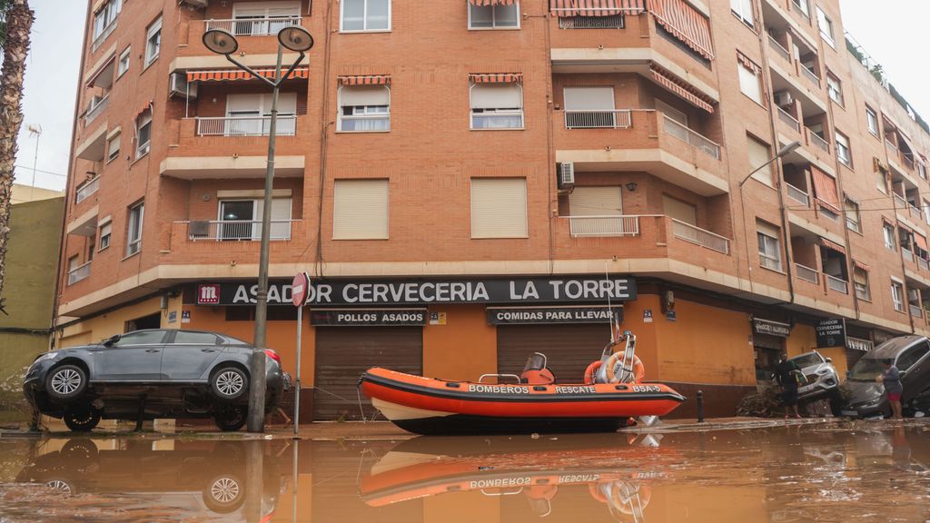 Lancha de bomberos en La Torre, tras el paso de la DANA