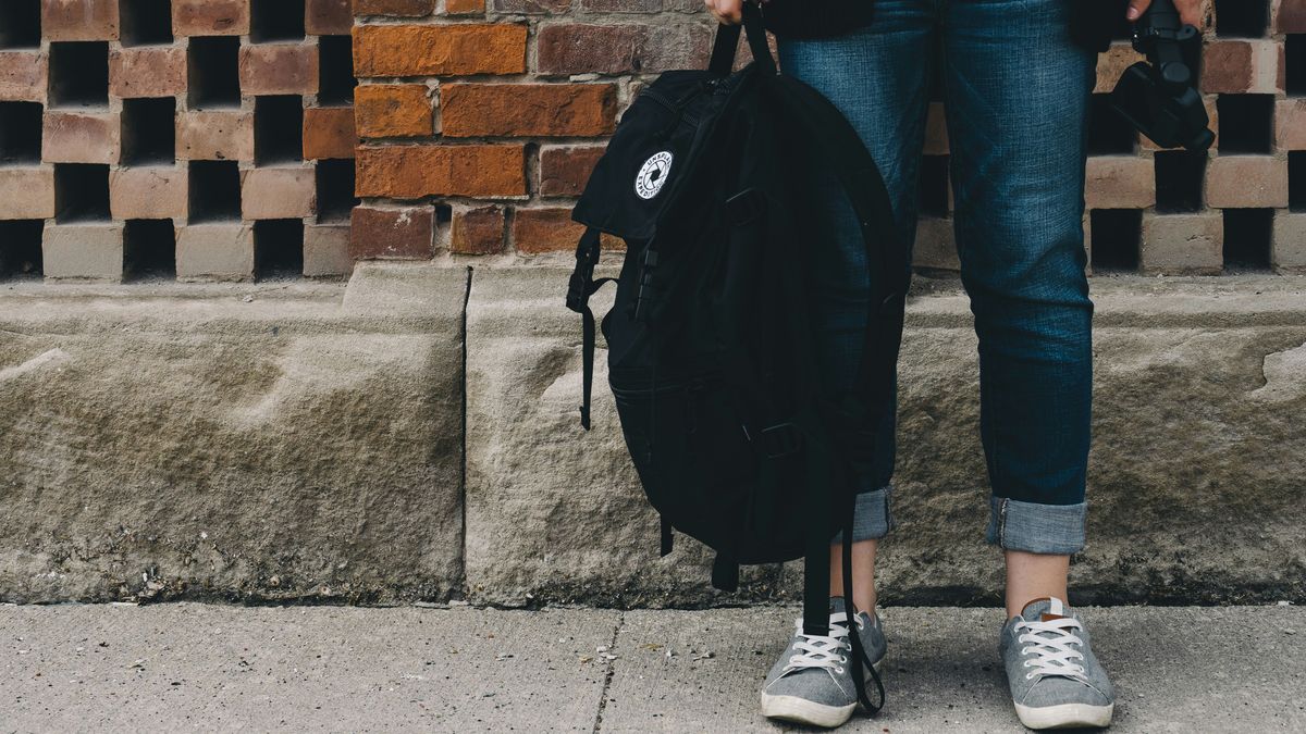 Niño de camino a la escuela