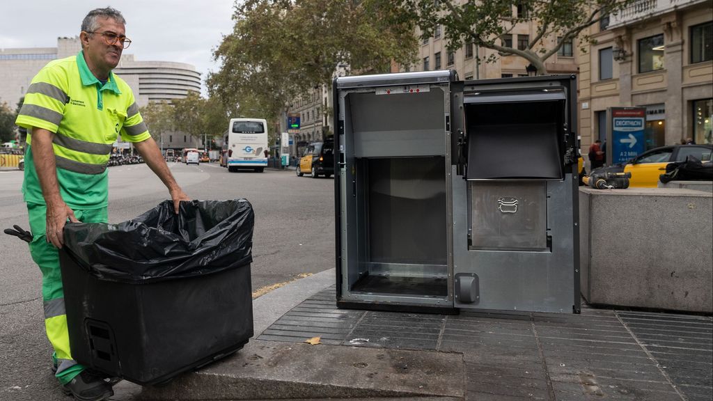 Trabajador recoge basura en Barcelona