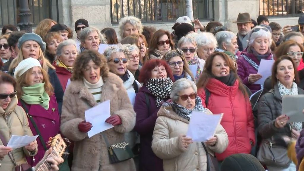 Un grupo de coros entonan en Madrid el 'Solo le pido a Dios', convocados por 'Parar la Guerra'