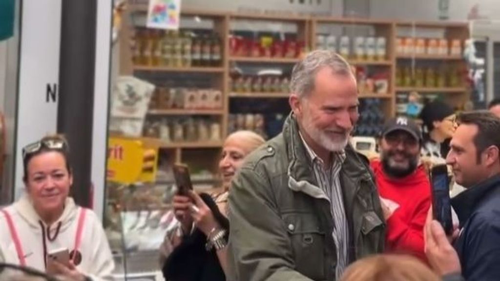 Los reyes Felipe y Letizia y sus hijas Leonor y Sofía visitan por sorpresa Catarroja