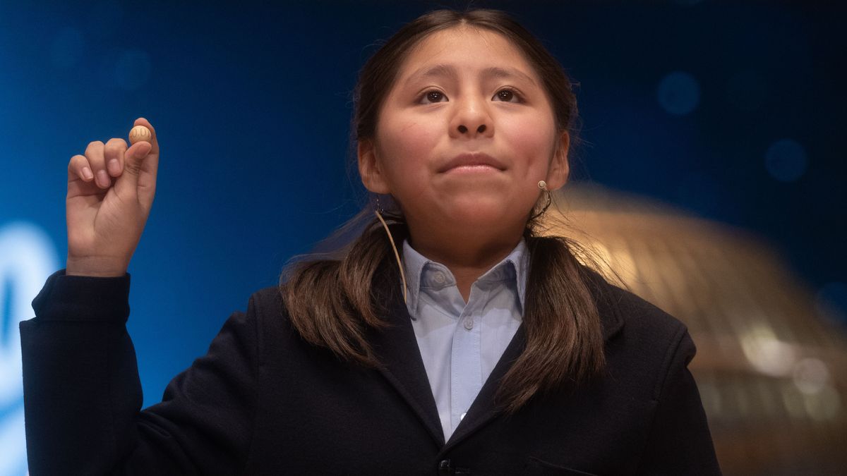 La niña de San Ildefonso cantando el segundo premio.