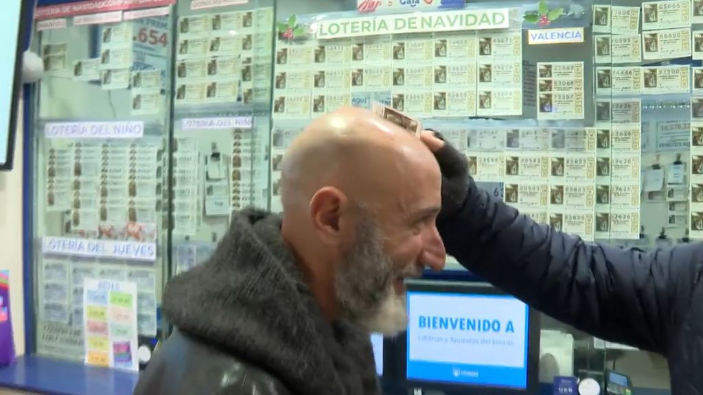 Reparte seis millones de euros el lotero que regaló décimos a calvos en Sant Boi, Barcelona