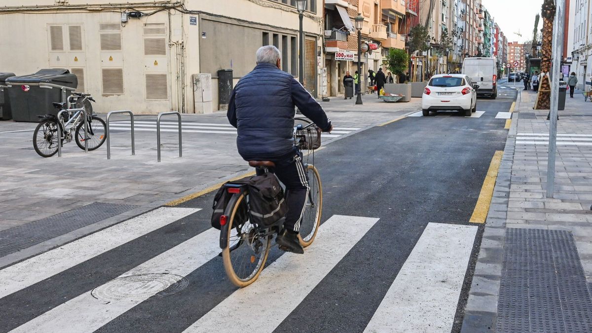 Vecino en bicicleta por Valencia