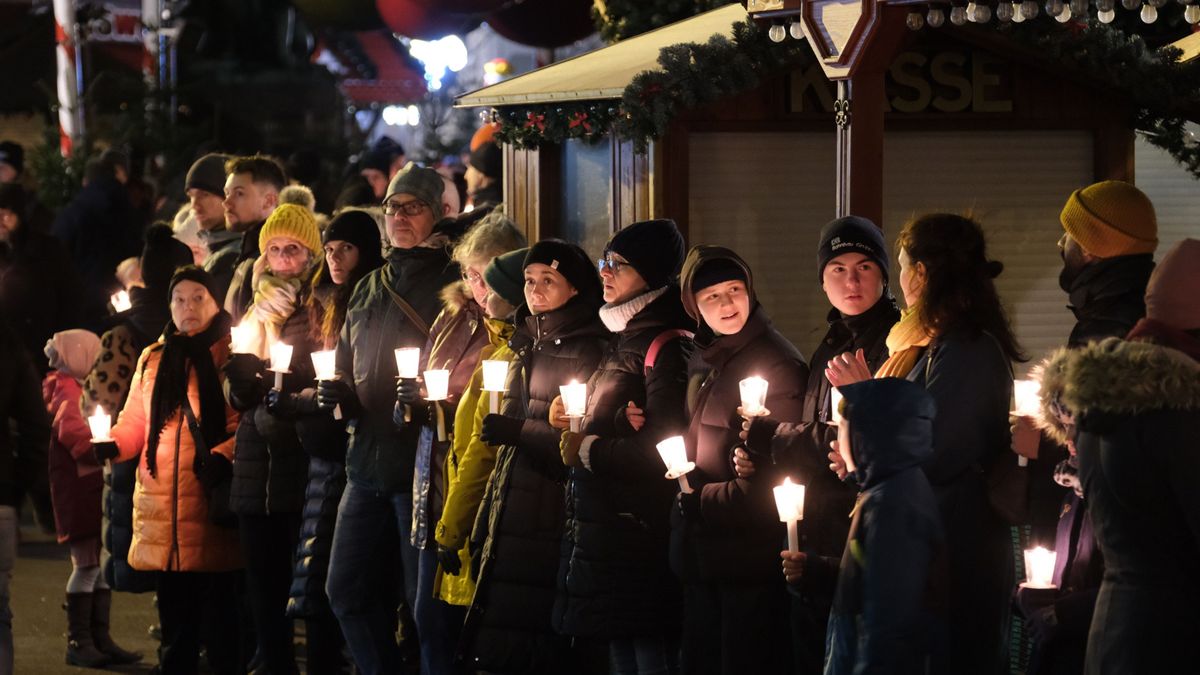 Cadena humana en recuerdo de las víctimas del atropello del mercadillo navideño de Magdeburgo