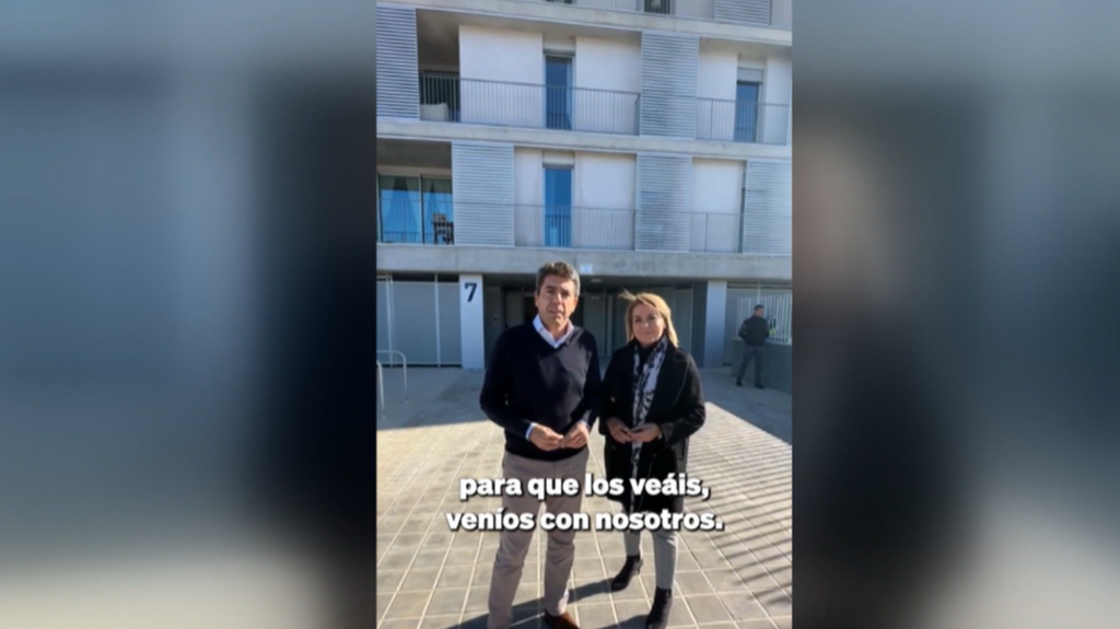 Críticas a Mazón por un vídeo entregando viviendas a afectados por la DANA