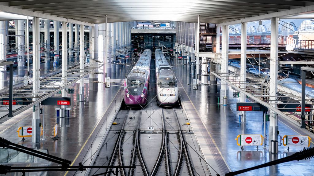 Dos trenes en la estación de Atocha-Almudena Grandes, en Madrid