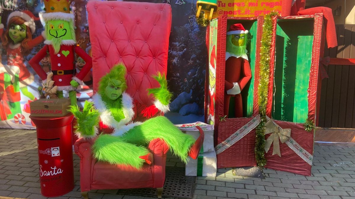 El Grinch de Corrales, Huelva, junto a su "amigo" Papá Noel